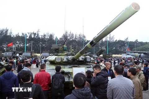 Khách tham quan khu trưng bày các loại tăng, thiết giáp hiện đại. (Ảnh: Trọng Đức/TTXVN)
