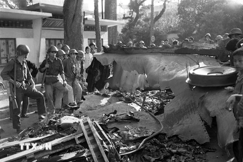 Xác máy bay B52 của giặc Mỹ bị quân dân Thủ đô bắn rơi hồi 23h ngày 27/12/1972 tại thành phố Hoàng Hoa Thám. (Ảnh: Minh Trường/TTXVN)