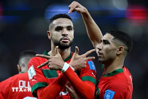 Tiền đạo Maroc Youssef En-Nesyri (trái) ăn mừng sau khi ghi bàn thắng duy nhất của trận đấu với Bồ Đào Nha. (Ảnh: AFP/TTXVN)