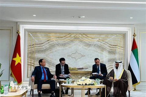 Thượng tướng, Phó Chủ tịch Quốc hội Trần Quang Phương hội đàm với Phó Chủ tịch thứ nhất Quốc hội UAE Hamad Al-Rahroomi. (Ảnh: TTXVN phát)