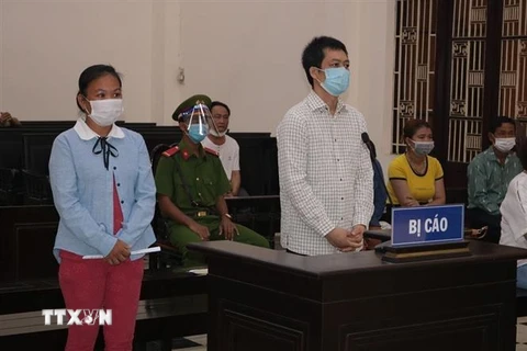 Bị cáo Nguyễn Thị Cẩm Nhung và Lê Châu Minh tại tòa. (Ảnh: TTXVN phát)