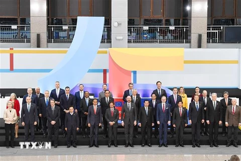 Các Nhà lãnh đạo ASEAN-EU chụp ảnh chung. (Ảnh: TTXVN)