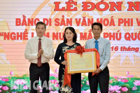 Phó Chủ tịch UBND tỉnh Kiên Giang Nguyễn Lưu Trung (trái) trao chứng nhận cho Hội Sản xuất nước mắm Phú Quốc. (Nguồn: Báo Kiên Giang)