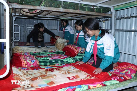 Trường Phổ thông Dân tộc bán trú Tiểu học Dào San, huyện Phong Thổ (Lai Châu) chuẩn bị đầy đủ chăn, đệm ấm cho học sinh ở bán trú. (Ảnh: Đinh Thùy/TTXVN)