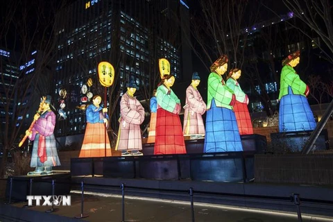 Đèn lồng tái hiện nghi lễ cung đình ở Hàn Quốc. (Ảnh: Anh Nguyên/TTXVN)