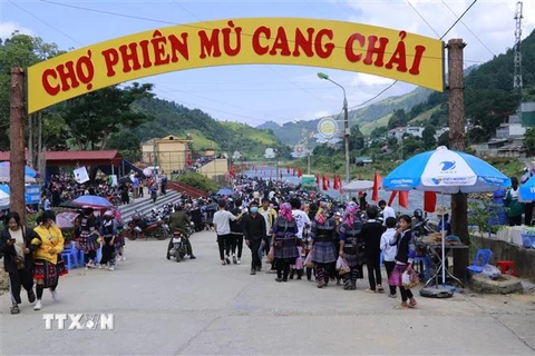 Chợ phiên Mù Cang Chải thu hút đông đảo đồng bào các dân tộc của huyện Mù Cang Chải và du khách đến tham quan, trải nghiệm, mua sắm. (Ảnh: Việt Dũng/TTXVN)