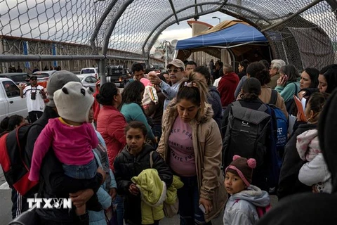 Người di cư chờ được nhập cư vào Mỹ theo chương trình Nghị định thư Bảo vệ người di cư (MPP), tại Ciudad Juarez, Mexico. (Ảnh: AFP/TTXVN)