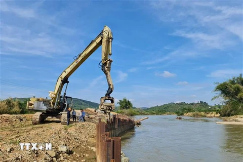 Công trình kè sông vẫn ngổn ngang sau gần 2 năm nhà thầu được tạm ứng vốn. (Ảnh: Hưng Thịnh/TTXVN)