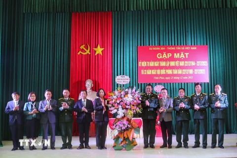 Tổng giám đốc TTXVN Vũ Việt Trang tặng hoa chúc mừng Sư đoàn 304. (Ảnh: Tuấn Đức/TTXVN)
