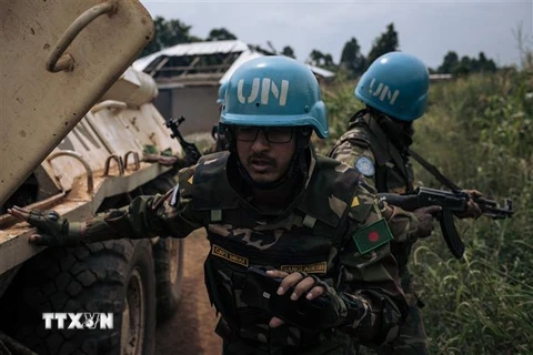 Binh sỹ gìn giữ hòa bình LHQ (MONUSCO) tuần tra tại Dhedja, Cộng hòa Dân chủ Congo. (Ảnh: AFP/TTXVN)