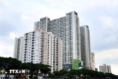 Các tòa nhà chung cư bên kênh Tàu Hủ-Bến Nghé, quận 4, Thành phố Hồ Chí Minh. (Ảnh: Hồng Đạt/TTXVN)