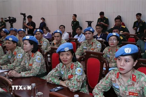 Các sỹ quan Việt Nam dự Hội nghị rút kinh nghiệm công tác tham gia hoạt động gìn giữ hòa bình Liên hợp quốc. (Ảnh: Trọng Đức/TTXVN)