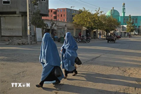 Phụ nữ di chuyển trên đường phố tại tỉnh Badghis, Afghanistan. (Ảnh: AFP/TTXVN)