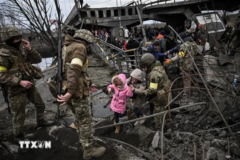 Người dân sơ tán khỏi thành phố Irpin, tây bắc thủ đô Kiev, Ukraine. (Ảnh: AFP/TTXVN)