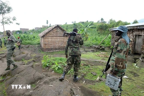 Các tay súng M23 gác tại Mutaho, Cộng hòa Dân chủ Congo. (Ảnh: AFP/TTXVN)