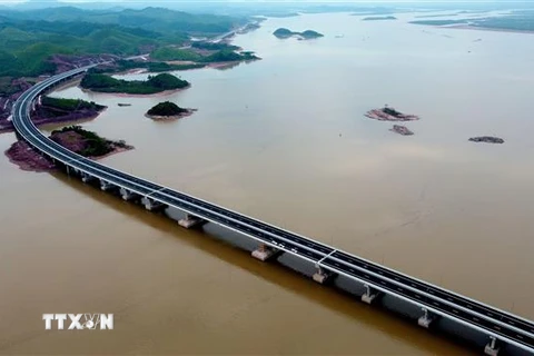Cầu Vân Tiên dài hơn 1,5km, vốn đầu tư gần 800 tỷ đồng, nối hai huyện Vân Đồn và Tiên Yên. (Ảnh: Huy Hùng/TTXVN)