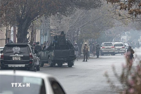 Lực lượng an ninh Taliban được triển khai tại hiện trường vụ tấn công ở Kabul, Afghanistan ngày 12/12. (Ảnh: AFP/TTXVN)