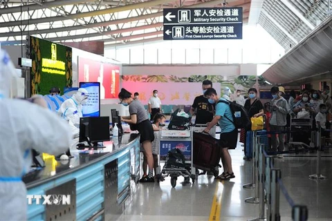 Khách du lịch làm thủ tục tại sân bay ở thành phố Tam Á, đảo Hải Nam, Trung Quốc. (Ảnh: AFP/TTXVN)