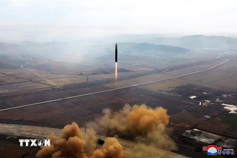 Một vụ phóng thử tên lửa tên lửa đạn đạo liên lục địa (ICBM) Hwasong Gun 17 của Triều Tiên ngày 18/11/2022. (Ảnh: AFP/TTXVN)