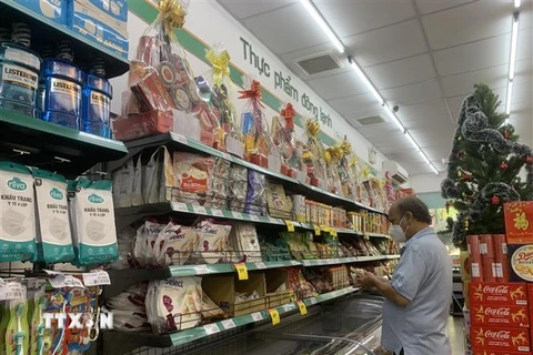 Khách mua hàng bình ổn tại siêu thị Co.op Food, quận Phú Nhuận. (Ảnh: Hồng Đạt/TTXVN)