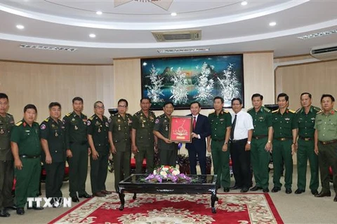 Đoàn công tác Bộ Tư lệnh Cảnh vệ Quân đội Hoàng gia Campuchia chúc Tết tại Bạc Liêu. (Ảnh: Tuấn Kiệt/TTXVN)