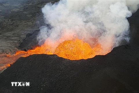 Núi lửa KiLauea trên quần đảo Hawaii phun trào dung nham ngày 17/6/2018. (Ảnh: AFP/TTXVN)