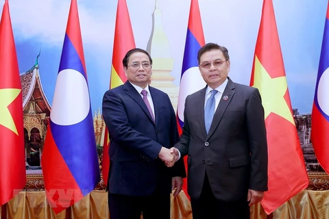 Thủ tướng Phạm Minh Chính hội kiến Chủ tịch Quốc hội Lào Saysomphone Phomvihan. (Ảnh: Dương Giang/TTXVN)
