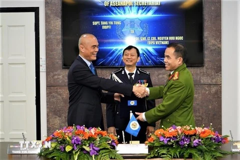 Thượng tá Nguyễn Hữu Ngọc, đại diện lực lượng Cảnh sát Việt Nam nhận bàn giao nhiệm vụ Giám đốc phụ trách Kế hoạch và Chương trình của Ban thư ký ASEANAPOL. (Ảnh: Mạnh Tuân/TTXVN)