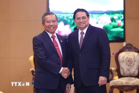 Thủ tướng Phạm Minh Chính tiếp Chủ tịch Trung ương Hội hữu nghị Lào-Việt Nam Boviengkham Vongdara. (Ảnh: Dương Giang/TTXVN)