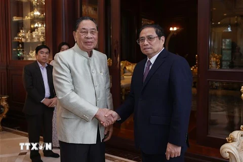 Thủ tướng Phạm Minh Chính thăm nguyên Tổng Bí thư, Chủ tịch nước Lào Choummaly Sayasone. (Ảnh: Dương Giang/TTXVN)