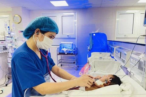 Bác sỹ đang kiểm tra cho bé. (Nguồn: Bệnh viện Sản nhi tỉnh Phú Thọ)