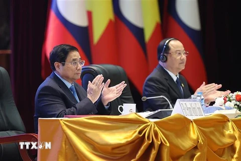 Thủ tướng Phạm Minh Chính và Thủ tướng Lào Sonexay Siphandone dự Hội nghị hợp tác đầu tư Việt Nam-Lào. (Ảnh: Dương Giang/TTXVN)