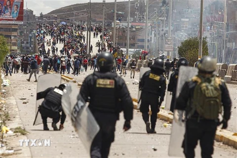 Người biểu tình ủng hộ cựu Tổng thống Peru Pedro Castillo xung đột với cảnh sát ở thành phố Juliaca, ngày 7/1. (Ảnh: AFP/TTXVN)