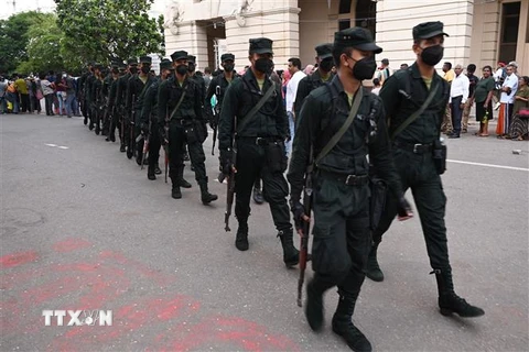 Binh sỹ Sri Lanka gác tại Phủ Tổng thống ở Colombo. (Ảnh: AFP/TTXVN)