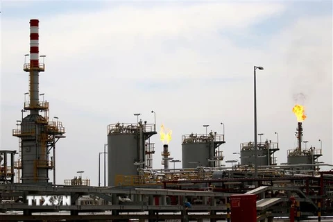 Một nhà máy lọc dầu ở Basra, miền Nam Iraq. (Ảnh: AFP/TTXVN)