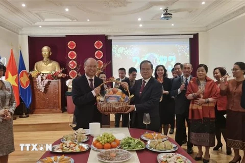 Đại sứ Lào tại Pháp Kham-Inh Khitchadeth đến chúc Tết Đại sứ và các nhân viên ngoại giao Việt Nam. (Ảnh: TTXVN phát)