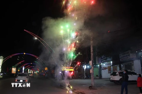 Người dân thành phố Thanh Hóa đốt pháo bông mừng năm mới. (Ảnh: Nguyễn Nam/TTXVN)
