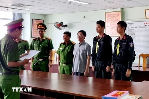 Cơ quan điều tra tống đạt Quyết định khởi tố cho Trần Kỳ Hình, nguyên Cục trưởng Cục Đăng kiểm Việt Nam. (Ảnh: TTXVN phát)