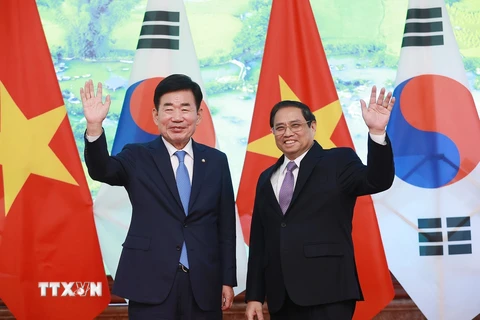 Thủ tướng Phạm Minh Chính tiếp Chủ tịch Quốc hội Hàn Quốc Kim Jin-pyo. (Ảnh: Dương Giang/TTXVN)