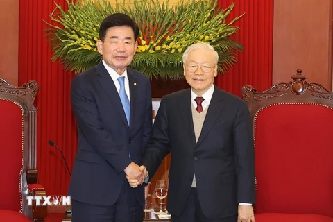 Tổng Bí thư Nguyễn Phú Trọng và Chủ tịch Quốc hội Hàn Quốc Kim Jin-pyo chụp ảnh chung. (Ảnh : Trí Dũng/TTXVN)