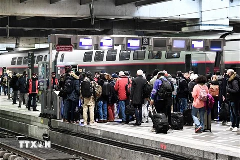 Người đi làm vé tháng đợi lên tàu tại nhà ga Gare de Montparnasse ở Paris, Pháp. (Ảnh: AFP/TTXVN)