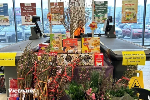 Lần đầu tiên siêu thị Longdan nhập các lô hàng đào Nhật Tân qua đường hàng không, đảm bảo độ tươi của hoa khi đến tay người tiêu dùng. (Ảnh: Phong Hà/Vietnam+)