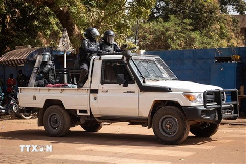Lực lượng an ninh tuần tra trên đường phố Ouagadougou, Burkina Faso. (Ảnh: AFP/TTXVN)