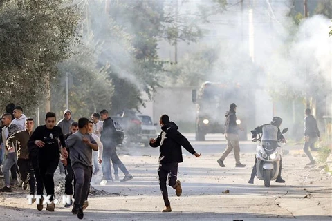 Các lực lượng Israel đụng độ với người biểu tình Palestine tại thành phố Jenin, phía Bắc Bờ Tây ngày 26/1. (Ảnh: AFP/TTXVN)