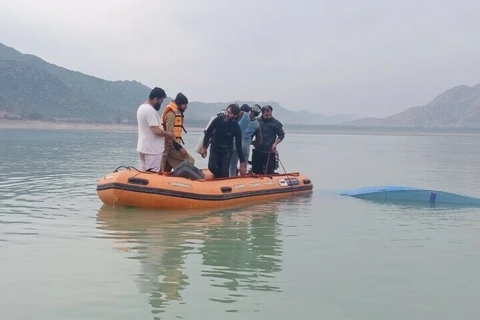Lực lượng cứu hộ vợt các thi thể trên hồ Tanda Dam. (Nguồn: dawn.com)