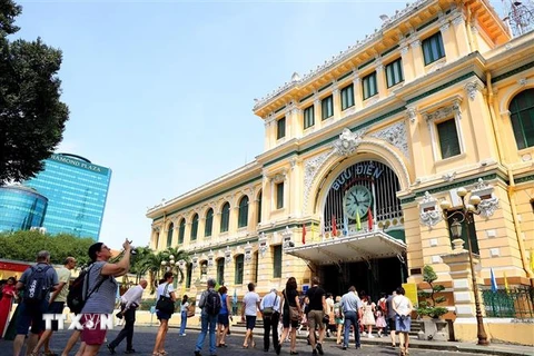 Đoàn khách quốc tế đến thăm Thành phố Hồ Chí Minh dịp Tết Nguyên đán Quý Mão 2023. (Ảnh: Hồng Đạt/TTXVN)