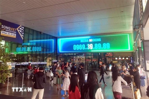Dù đón lượng hành khách rất lớn, nhưng sân bay Tân Sơn Nhất không còn tình trạng ùn tắc. (Ảnh: Linh Sơn/TTXVN)
