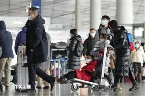 Hành khách tại sân bay ở Bắc Kinh. (Ảnh: Kyodo/TTXVN)