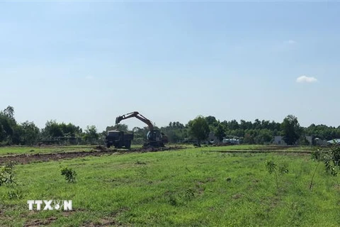 Một con đường xây dựng trái phép trên đất nông nghiệp của một dự án phân lô bán nền tại xã Tóc Tiên, Bà Rịa-Vũng Tàu đang bị lực lượng chức năng phá bỏ. (Ảnh: TTXVN phát)