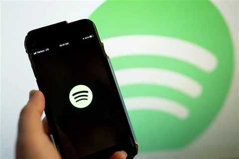 Biểu tượng nền tảng nghe nhạc trực tuyến Spotify trên điện thoại di động. (Ảnh: AFP/TTXVN)